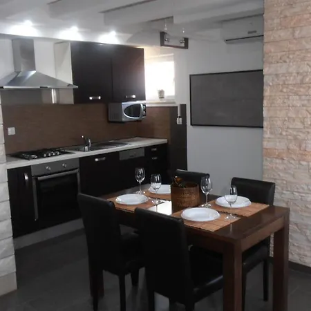 Apartman Ines 2 *
